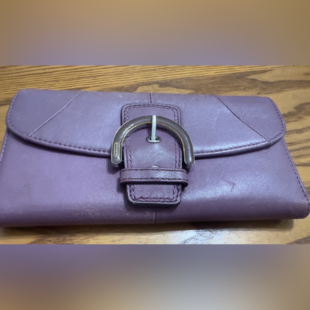 Coach Lavender Leather Wallet with brown Buckle PLEASE SEE ALL PICS FOR FLOWS. - Picture 3 of 10